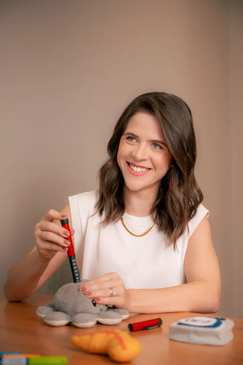 Dra. Rafaela Linhares durante consulta, explicando o controle do diabetes infantil