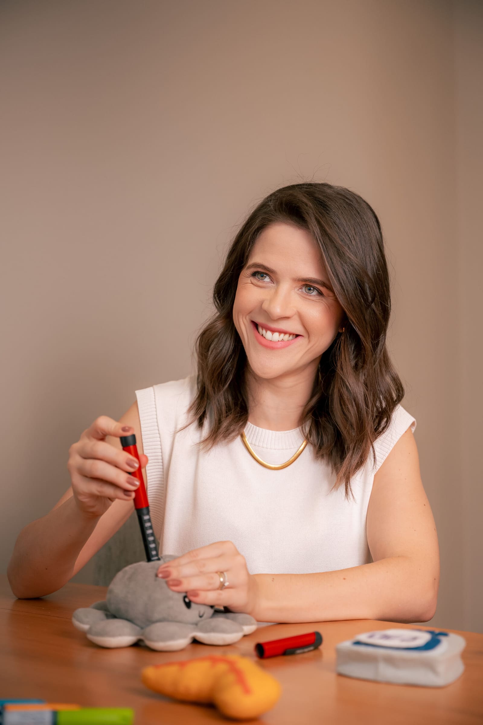 Dra. Rafaela Linhares, endocrinologista pediátrica, em retrato no consultório